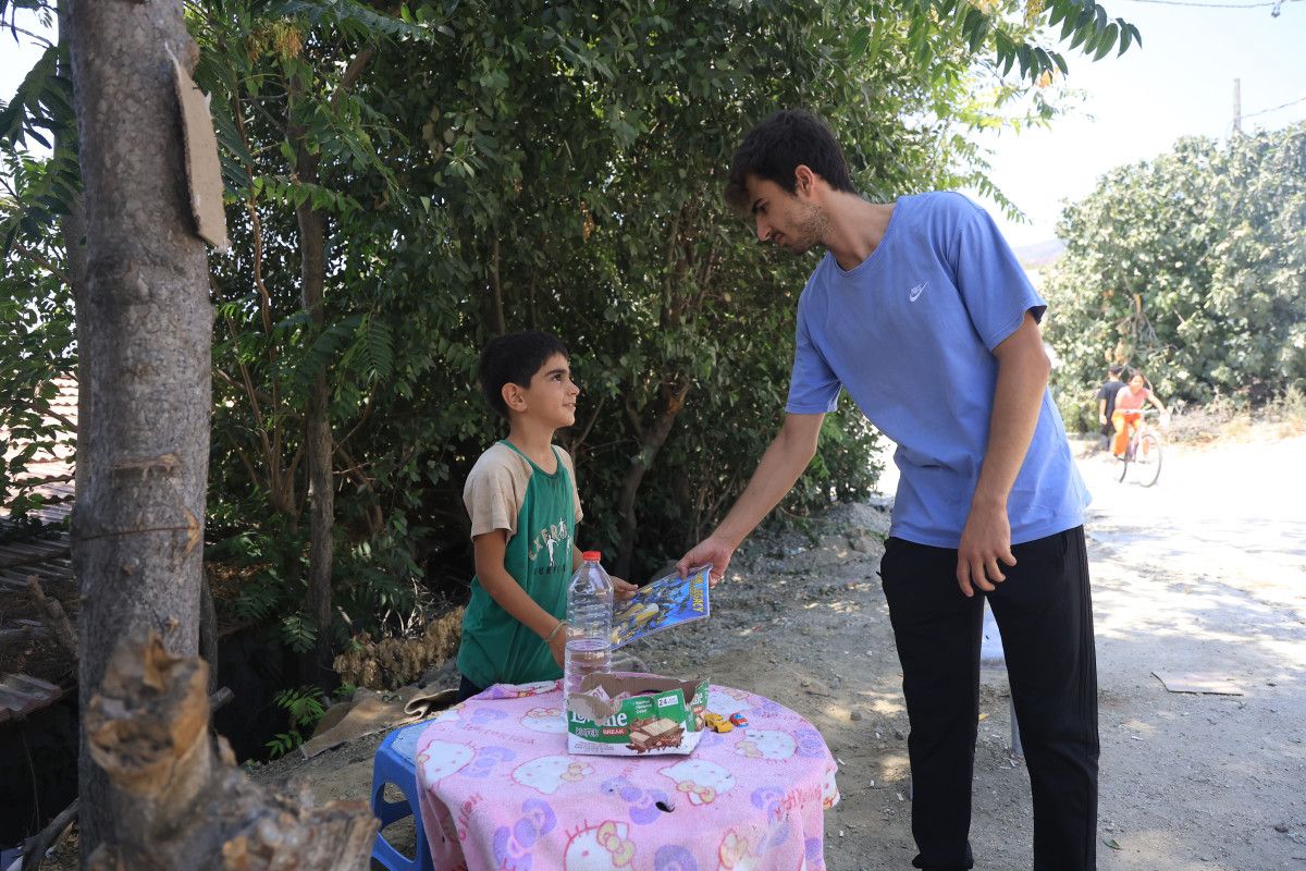 Hatay'da Yaşı Küçük Olduğu İçin Sanayiye Alınmayan Genç, Su Satarak Bisiklet Parası Biriktiriyor