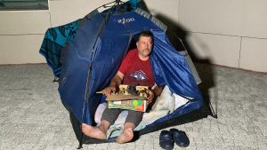 Hayat Mücadelesi Veren Bir Adamın Hikayesi: Ali Eriş’in Sokağa Sığan Dünyası