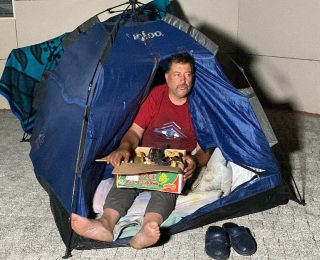 Hayat Mücadelesi Veren Bir Adamın Hikayesi: Ali Eriş’in Sokağa Sığan Dünyası