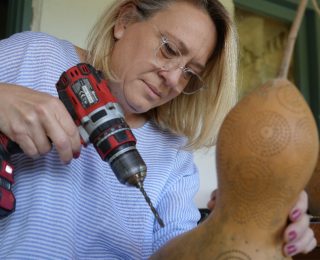 İş Stresinden Uzaklaşmak İçin Hobiyle Tanışan ve Ahırını Atölyeye Dönüştüren Asuman Aldemir