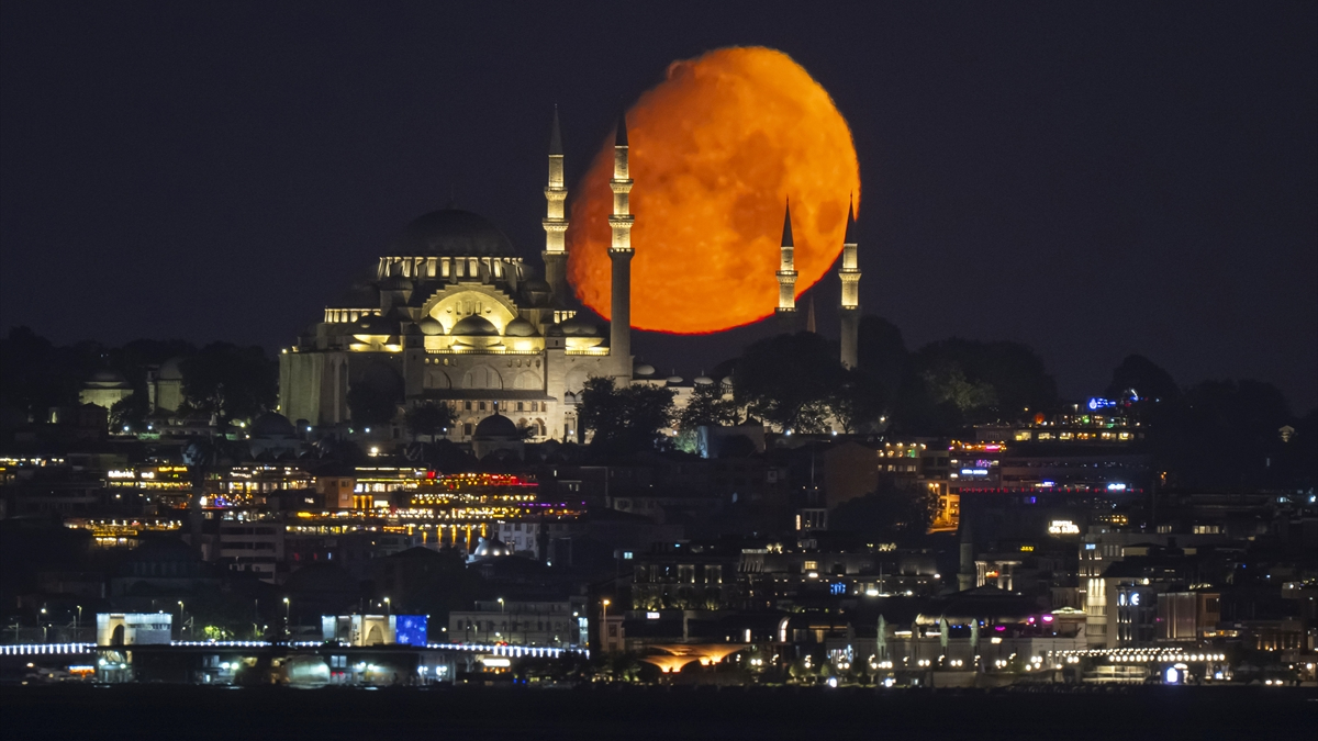 İstanbul'da Büyüleyici Bir Doğa Olayı: İlk Şişkin Ay