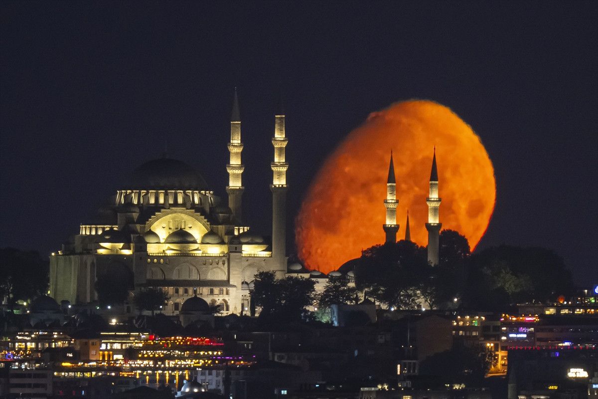 İstanbul'da Büyüleyici Bir Doğa Olayı: İlk Şişkin Ay