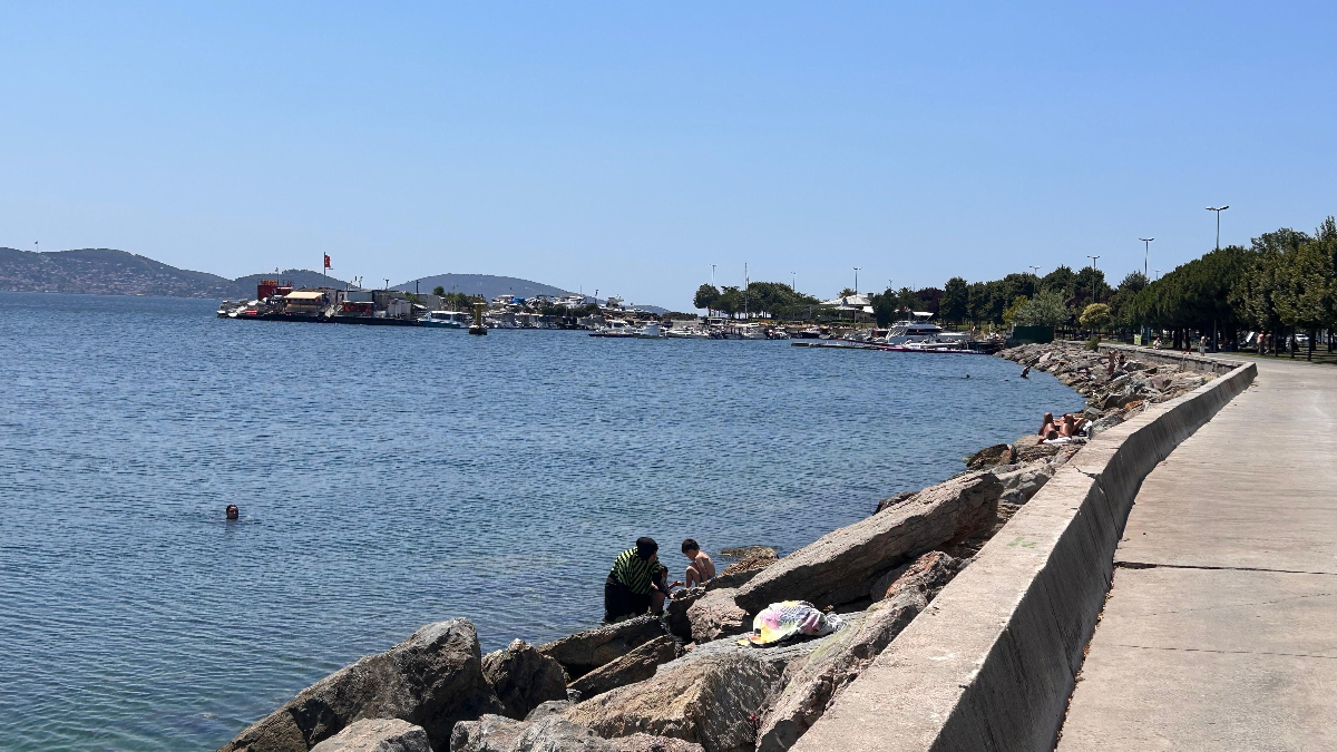 Kavurucu sıcakların etkili olduğu İstanbul’da vatandaşlar sahillere akın etti
