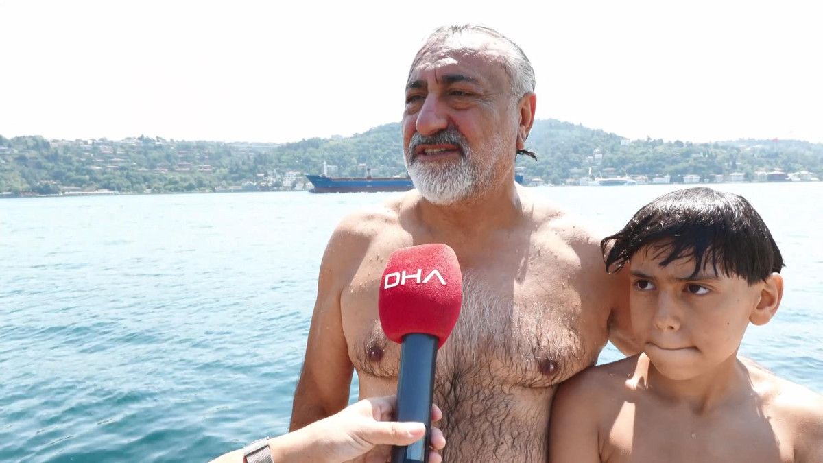 İstanbulda Sıcak Hava Sıcağından Bunalanlar Denize Giriyor