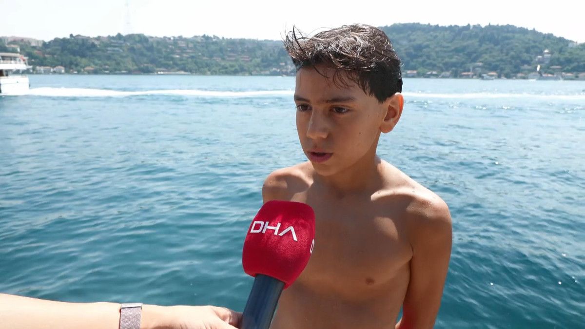 İstanbulda Sıcak Hava Sıcağından Bunalanlar Denize Giriyor