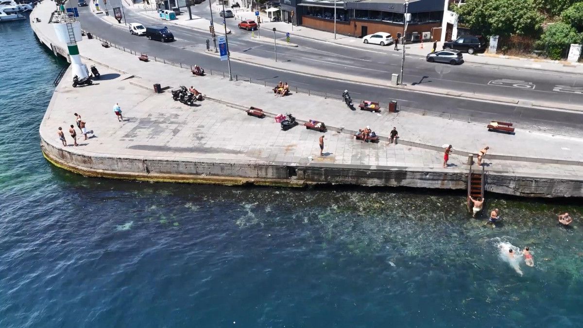 İstanbulda Sıcak Hava Sıcağından Bunalanlar Denize Giriyor