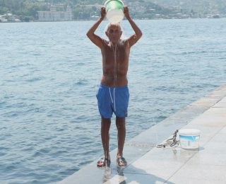 İstanbulda Sıcak Hava Sıcağından Bunalanlar Denize Giriyor