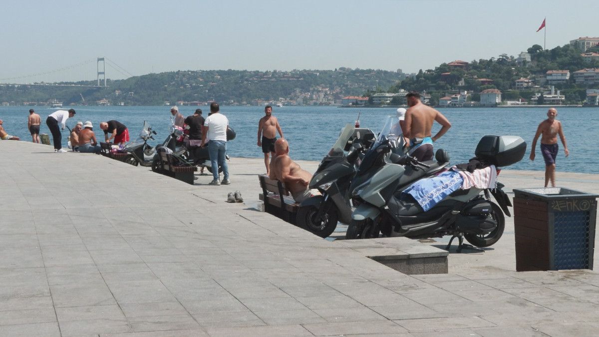 İstanbulda Sıcak Hava Sıcağından Bunalanlar Denize Giriyor