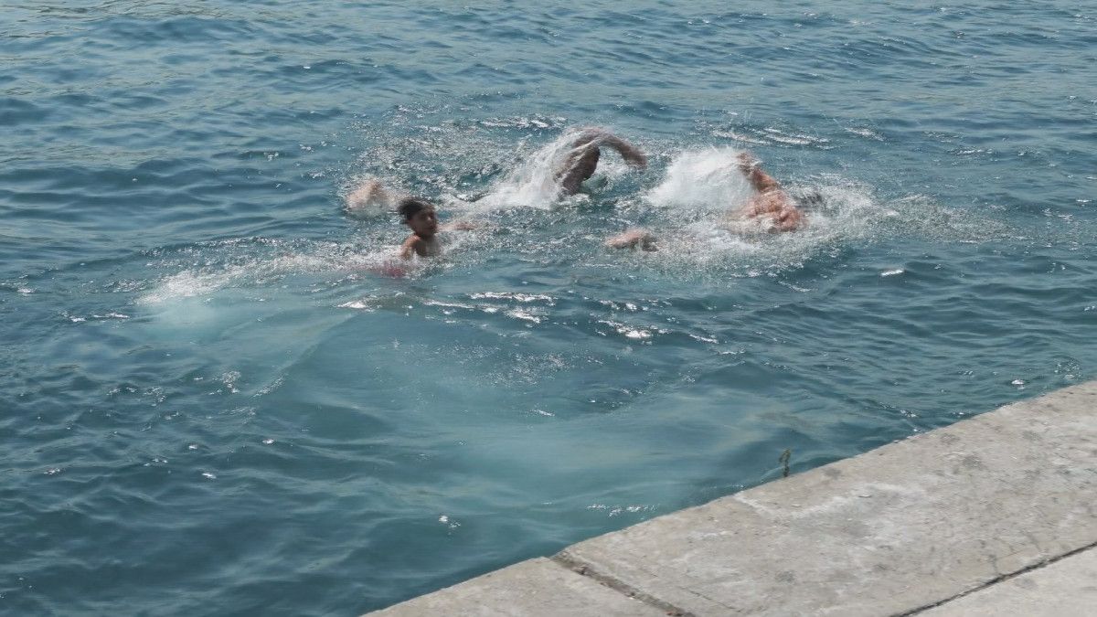 İstanbulda Sıcak Hava Sıcağından Bunalanlar Denize Giriyor