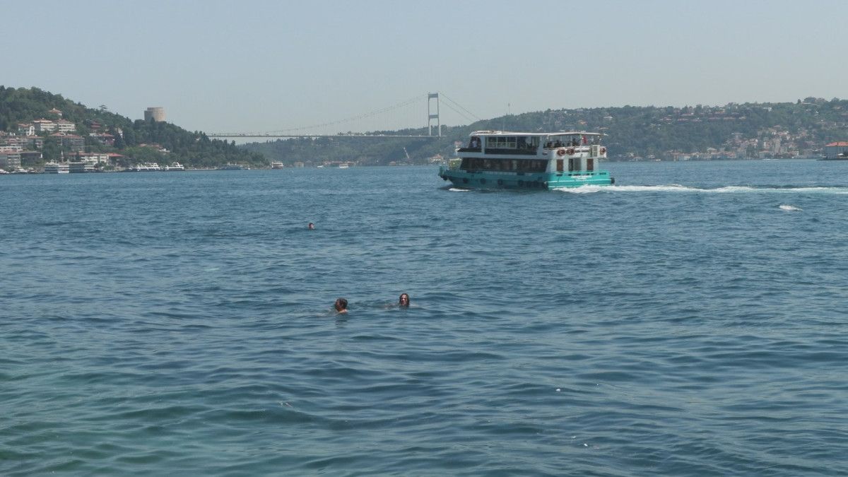 İstanbulda Sıcak Hava Sıcağından Bunalanlar Denize Giriyor
