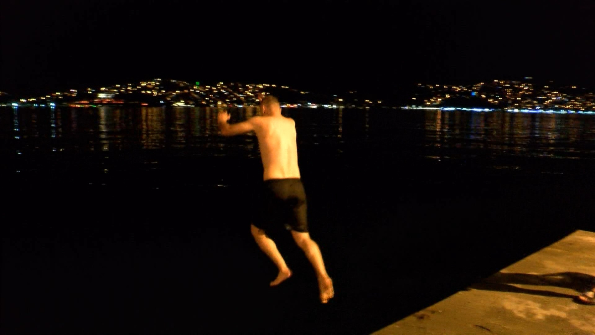 İstanbul'da Aşırı Sıcaklar ve Gece Denize İlgisi