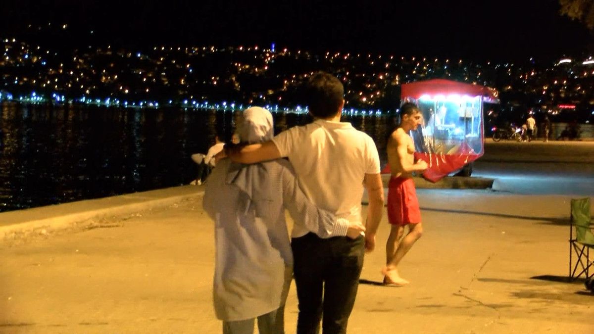 Vatandaşlar Denize Akın Ediyor