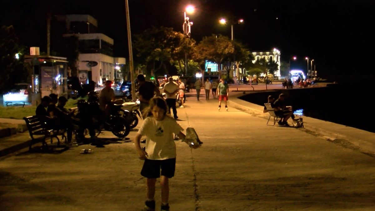 İstanbulda Sıcaktan Bunalanlar Geceyi Dışarıda Geçiriyor