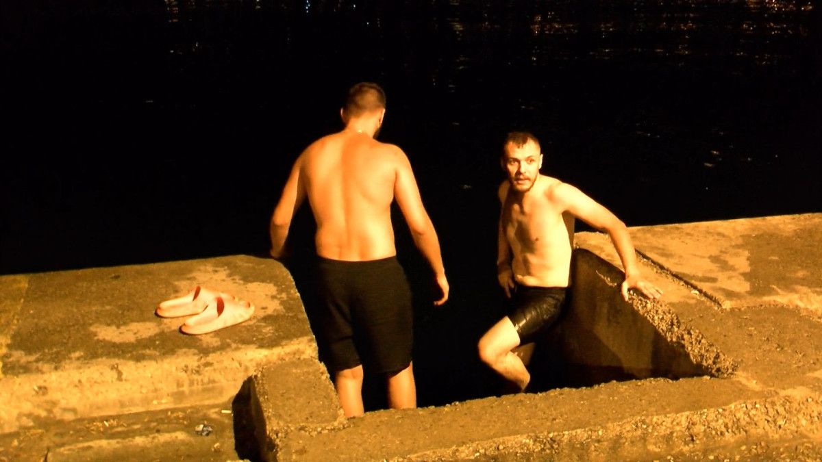 İstanbulda Sıcaktan Bunalanlar Geceyi Dışarıda Geçiriyor