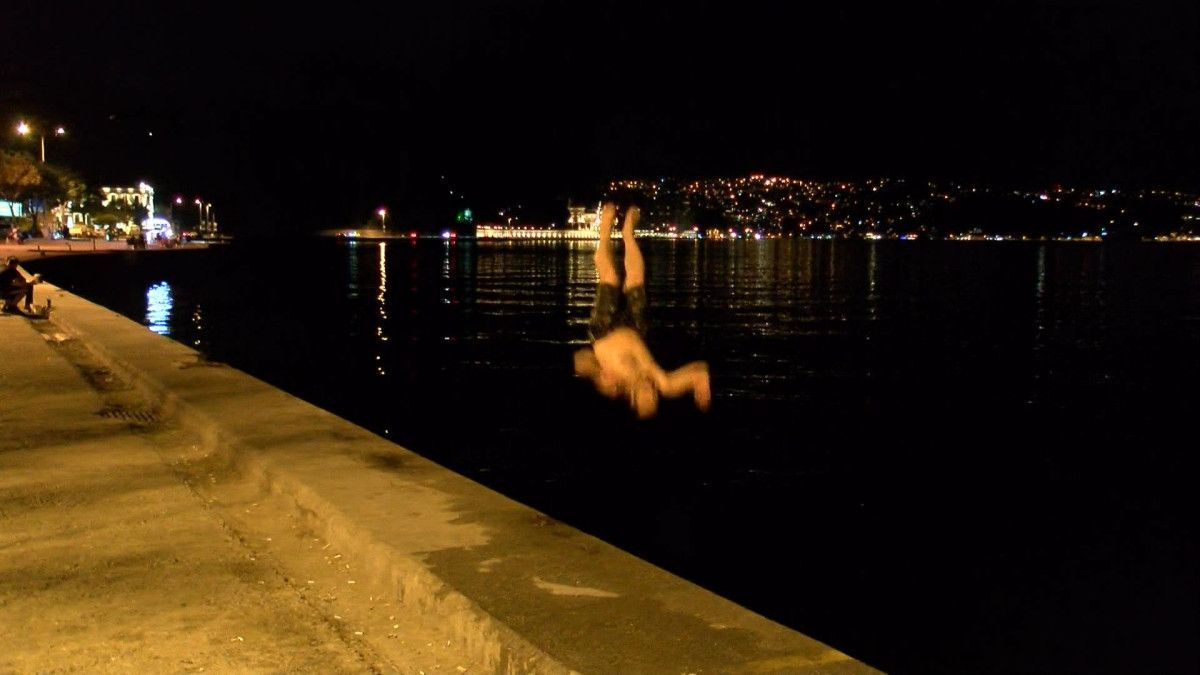 İstanbulda Sıcaktan Bunalanlar Geceyi Dışarıda Geçiriyor