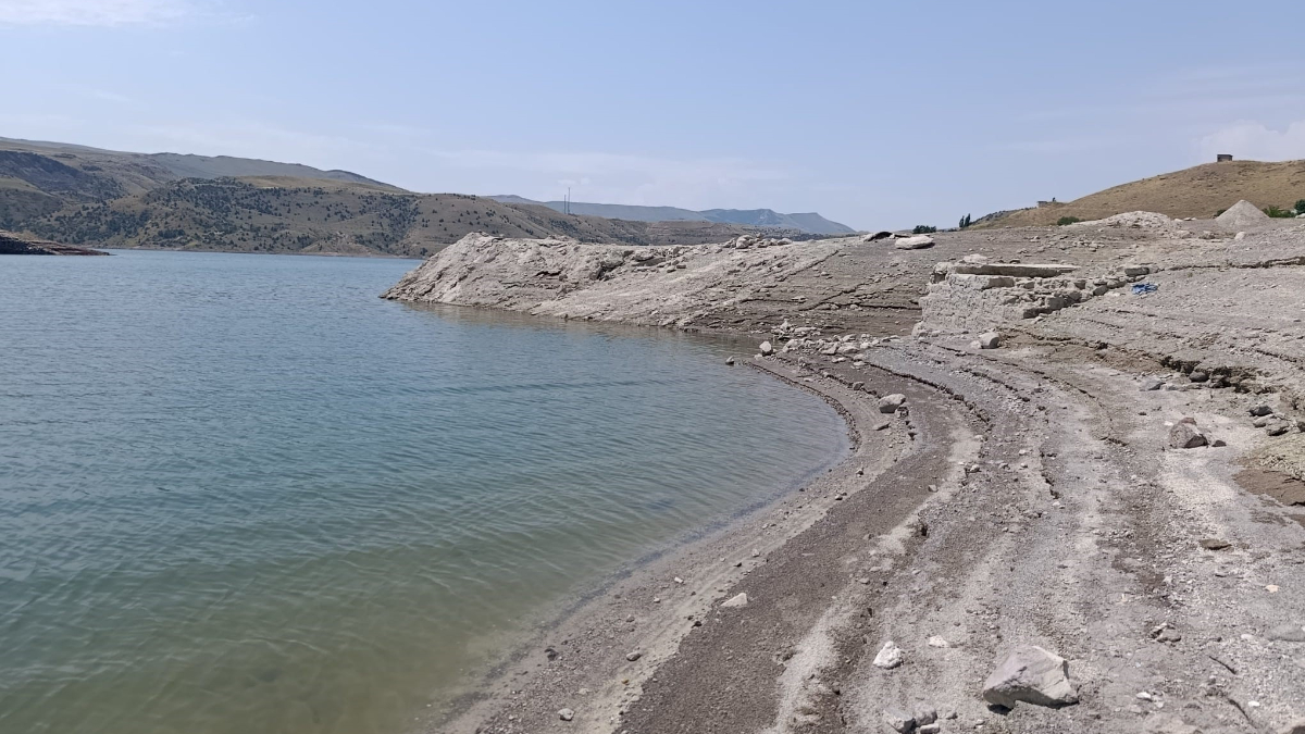 Karakurt Baraj Gölü'nün kapağı açılınca sular altında kalan eski köyler yeniden ortaya çıktı