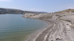 Karakurt Baraj Gölü’nün Kapağının Açılmasıyla Tarihi Köyler Yeniden Görünür Oldu