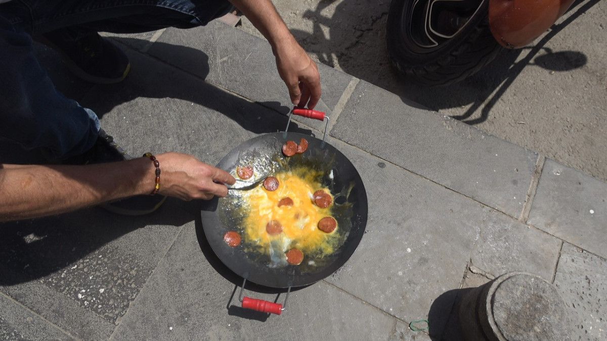 Kiliste 42 Derecede Beton Üzerinde Sucuklu Yumurta Pişirildi: İlginç Bir Deney
