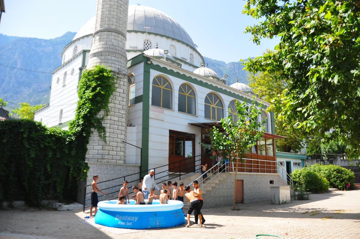 Manisa'da İmam Cami Bahçesine Kurulan Havuzla Çocuklar Serinliyor