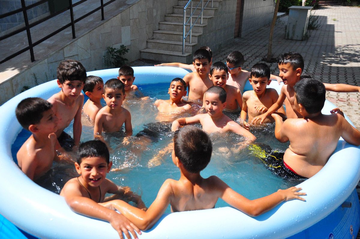 Manisa'da İmam Cami Bahçesine Kurulan Havuzla Çocuklar Serinliyor