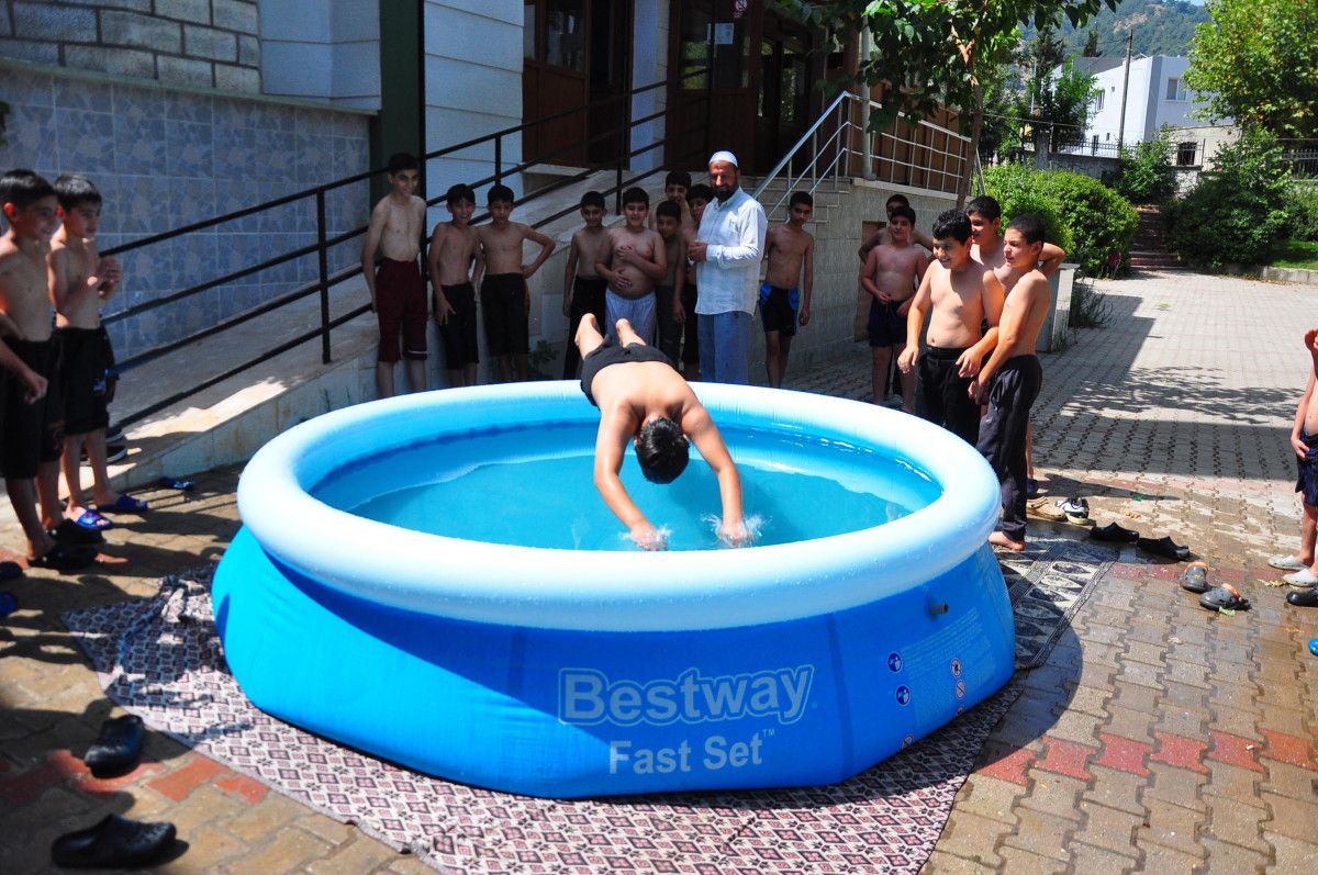Manisa'da İmam Cami Bahçesine Kurulan Havuzla Çocuklar Serinliyor