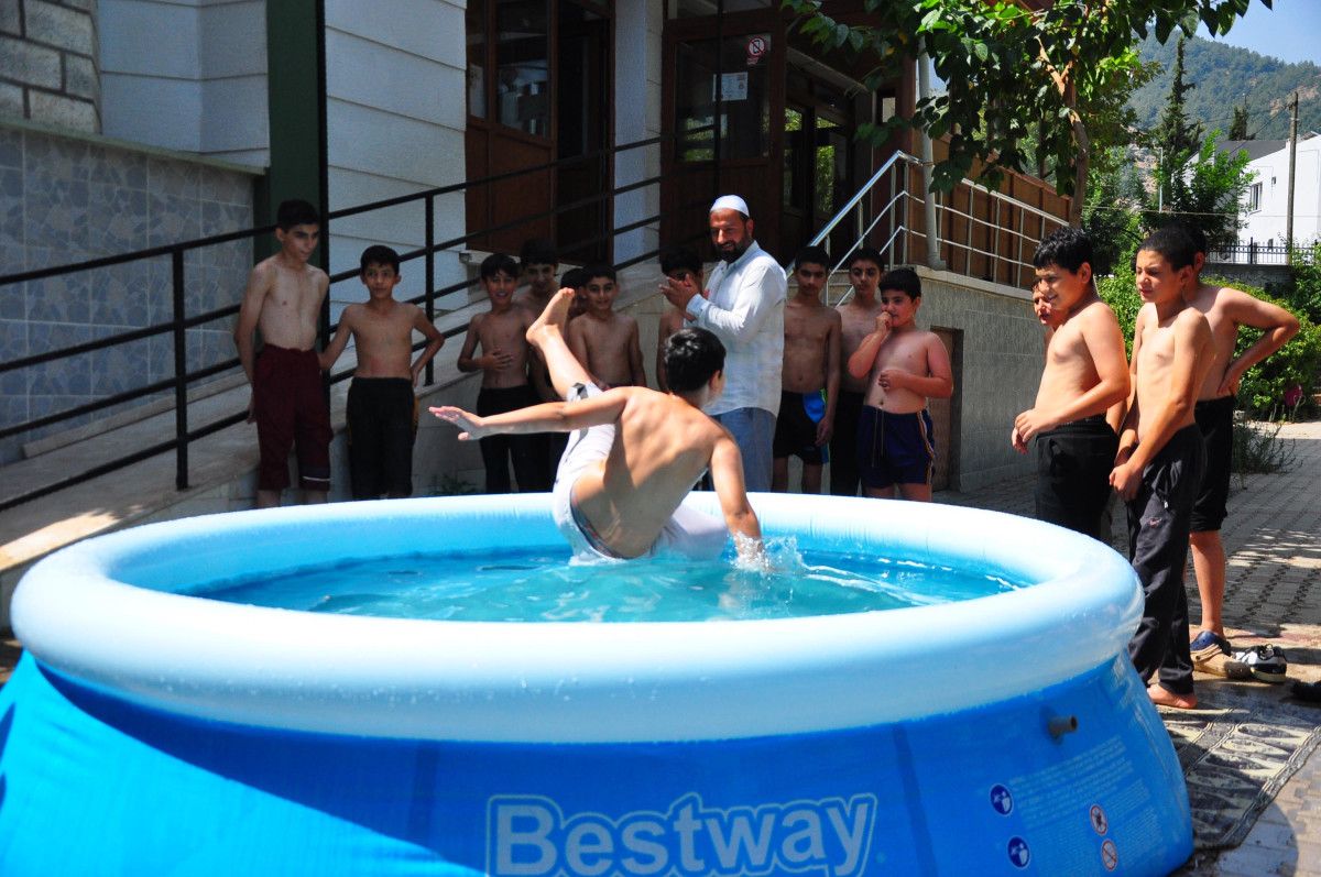 Manisa'da İmam Cami Bahçesine Kurulan Havuzla Çocuklar Serinliyor