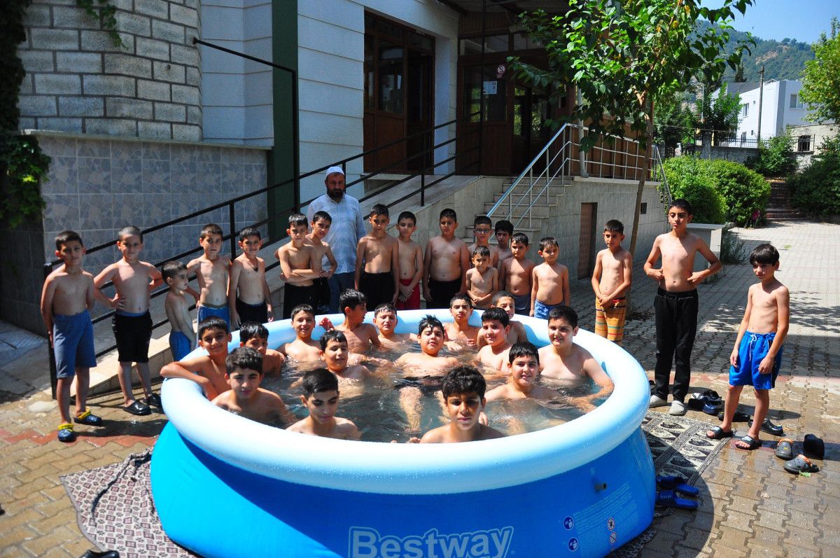 Manisa'da İmam Cami Bahçesine Kurulan Havuzla Çocuklar Serinliyor