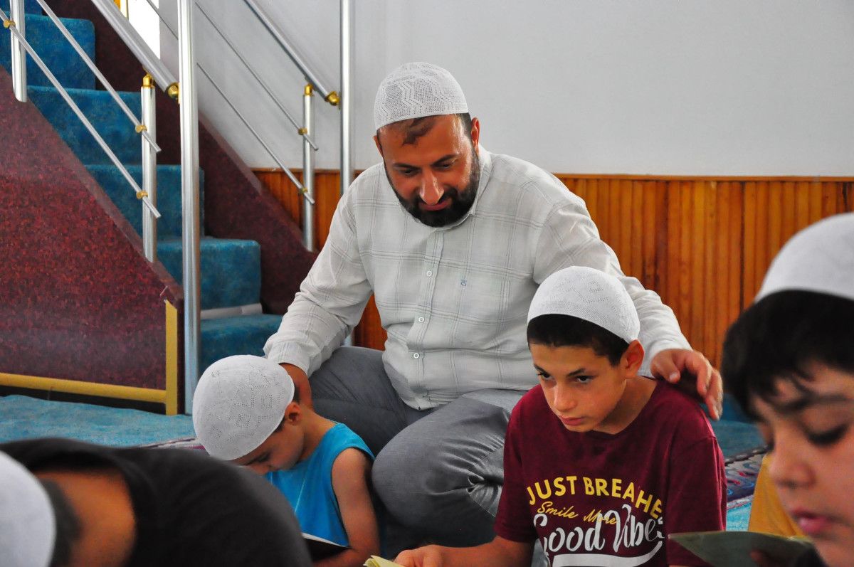 Manisa'da İmam Cami Bahçesine Kurulan Havuzla Çocuklar Serinliyor