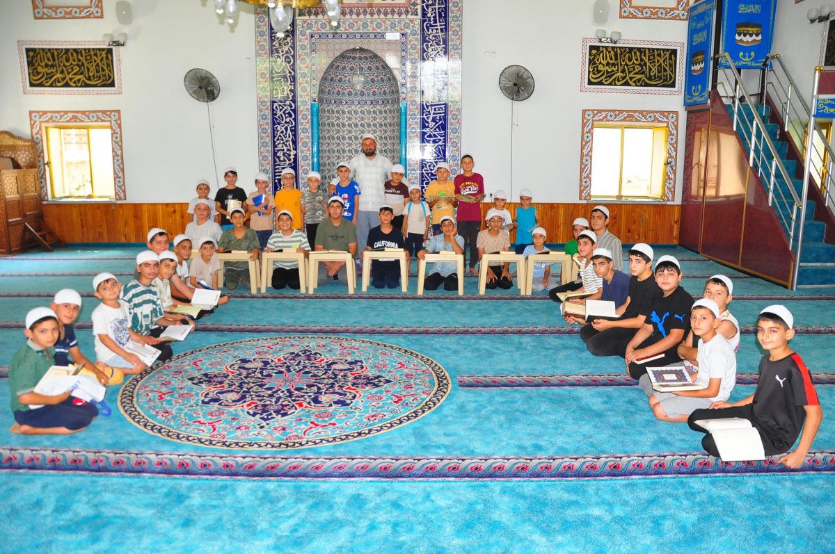 Manisa'da İmam Cami Bahçesine Kurulan Havuzla Çocuklar Serinliyor