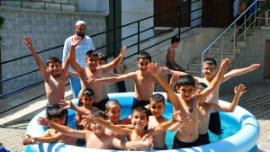Manisa’da İmam Cami Bahçesine Kurulan Havuzla Çocuklar Serinliyor