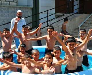 Manisa’da İmam Cami Bahçesine Kurulan Havuzla Çocuklar Serinliyor