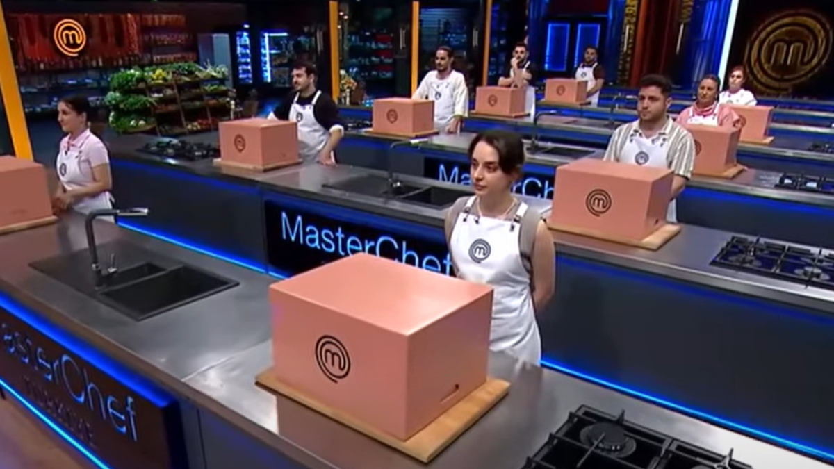 Somer Sivrioğlu, Danilo Zanna ve Mehmet Yalçınkaya'nın jüri üyeliğinde gerçekleşen MasterChef Türkiye yarışması, büyük bir çekişmeye sahne oluyor. Yarışmanın heyecanı tüm hızıyla sürerken, seçmelerin tamamlandığı ve ana kadronun belirleneceği aşamaya gelindi. Bu yılki yarışmada toplam 14 genç ve yetenekli yarışmacı, büyük ödülü kazanmak ve şeflerin beğenisini kazanmak için kıyasıya mücadele ediyor.