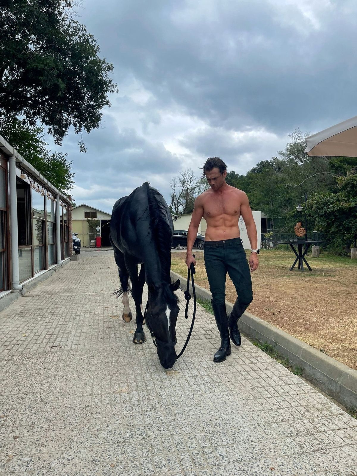 Oyuncu Aras Bulut İynemli'nin Atıyla Gösterişli Pozu ve Sosyal Medyada Yorum Yağmuru