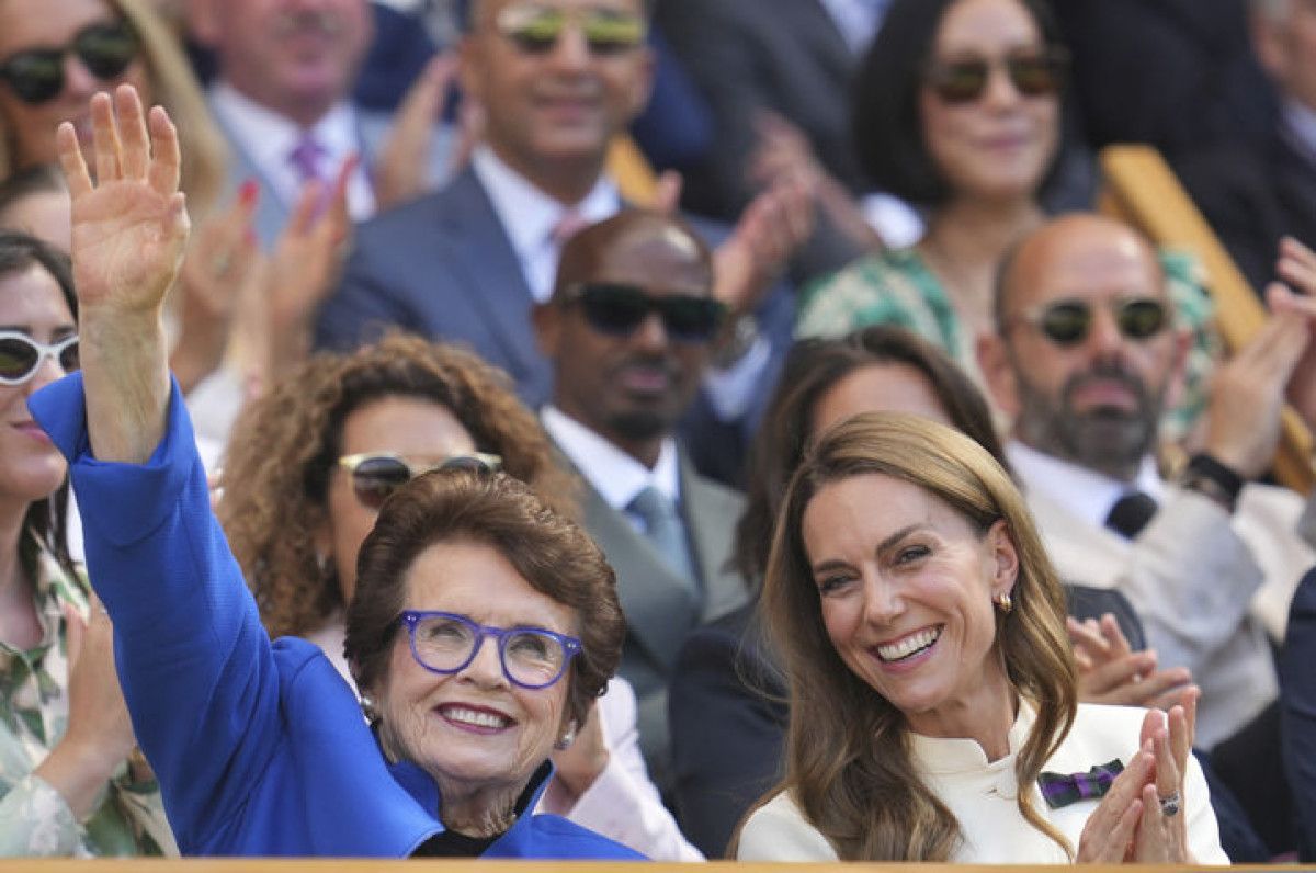 Şampiyon İga Swiatek, Turnuvanın Kupasını Middleton'a Takdim Etti