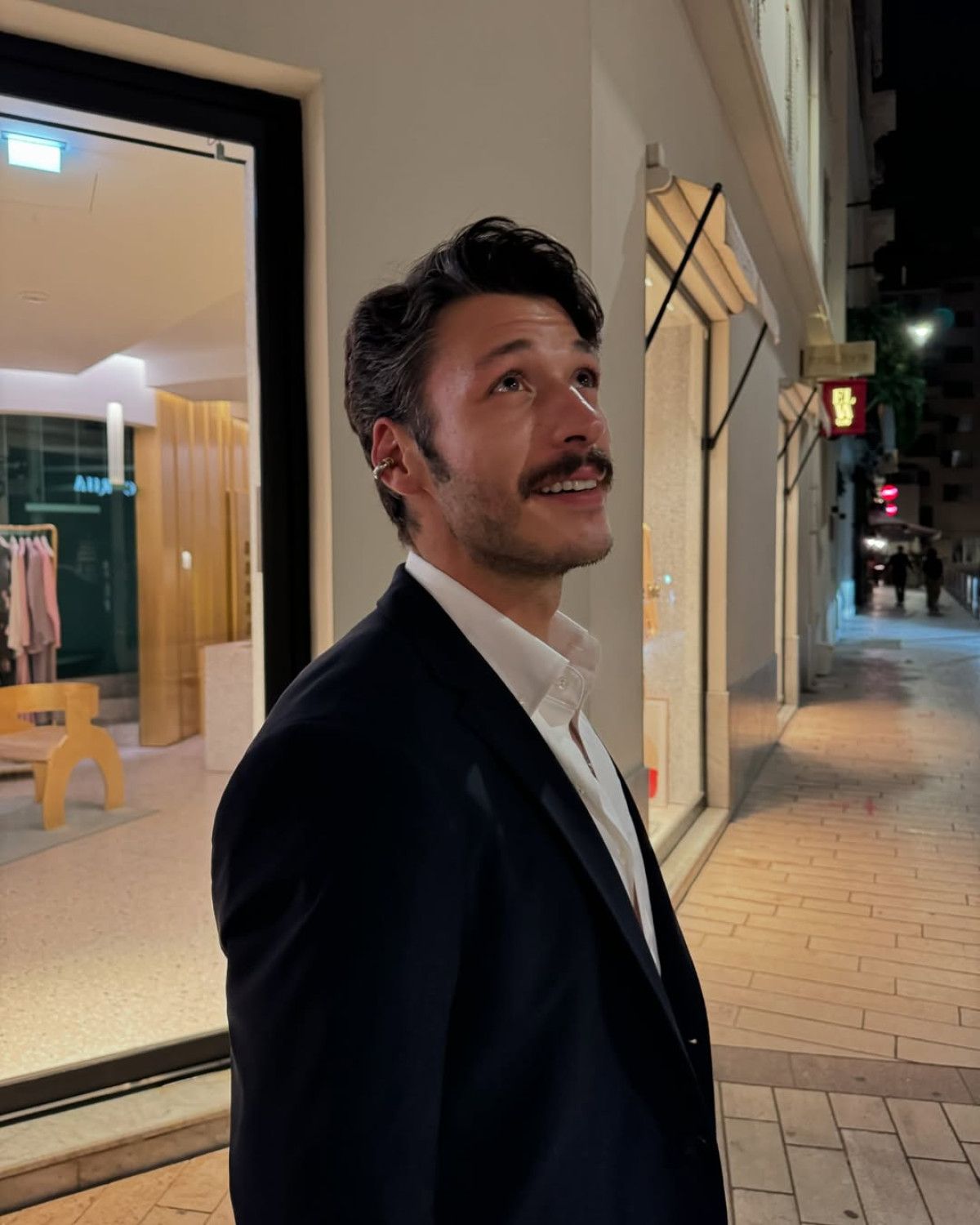 Yazın coşkulu konserleri devam ederken, ünlü şarkıcı Serdar Ortaç geçtiğimiz akşam Kıbrıs Girne'de düzenlenen bir otelde hayranlarıyla buluştu. Heyecanla beklenen konser öncesinde, Ortaç basın mensuplarının sorularını samimiyetle yanıtladı.