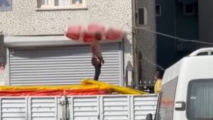 Şırnak’ta Kavurucu Sıcaklar ve Beline Bağladığı Plaj Şemsiyesiyle Korunma Çabası