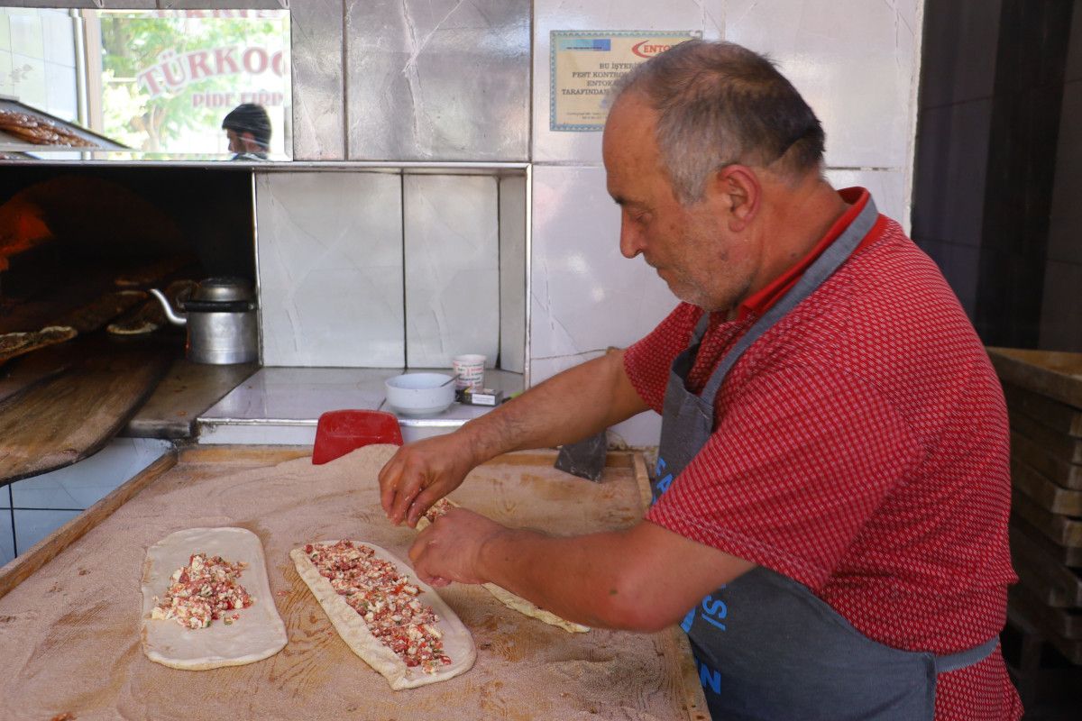 Fırın Ustalarının Sıcaklara Meydan Okuyan Çalışma Alışkanlığı