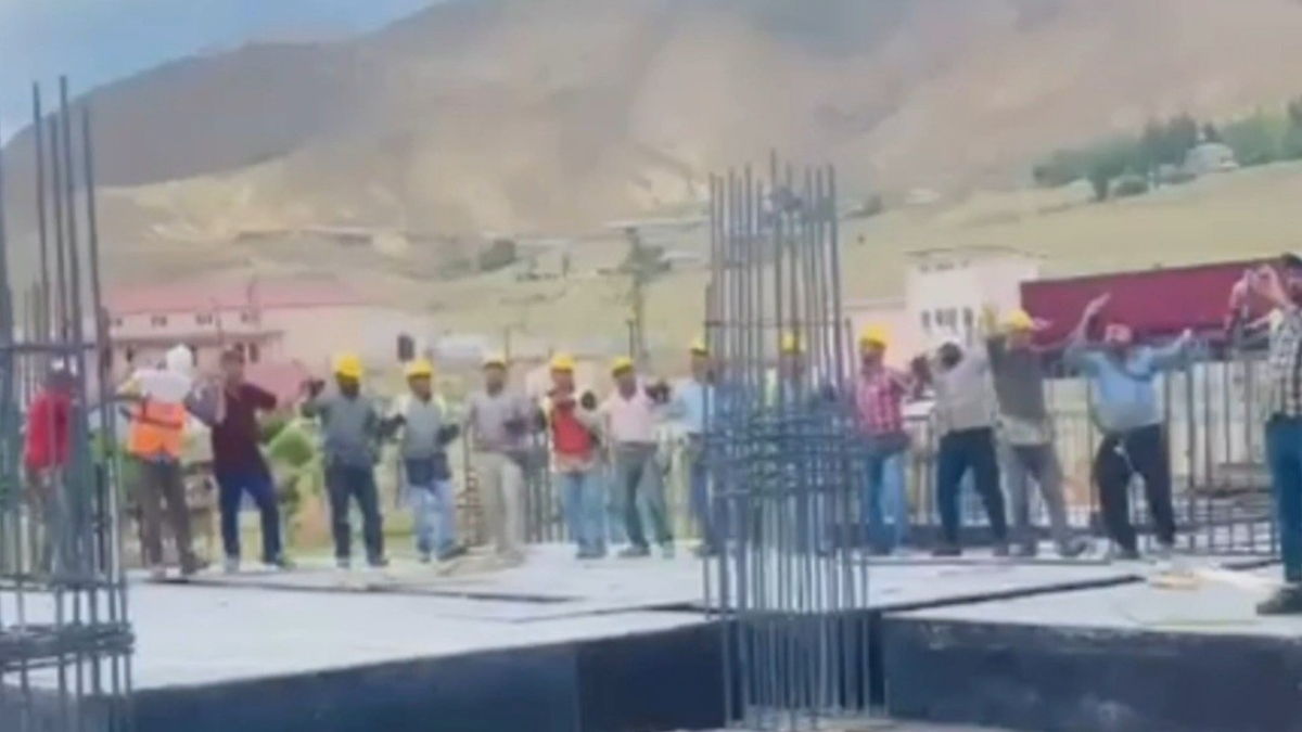 Van'da İnşaat İşçilerinin Neşeli Halay Anları