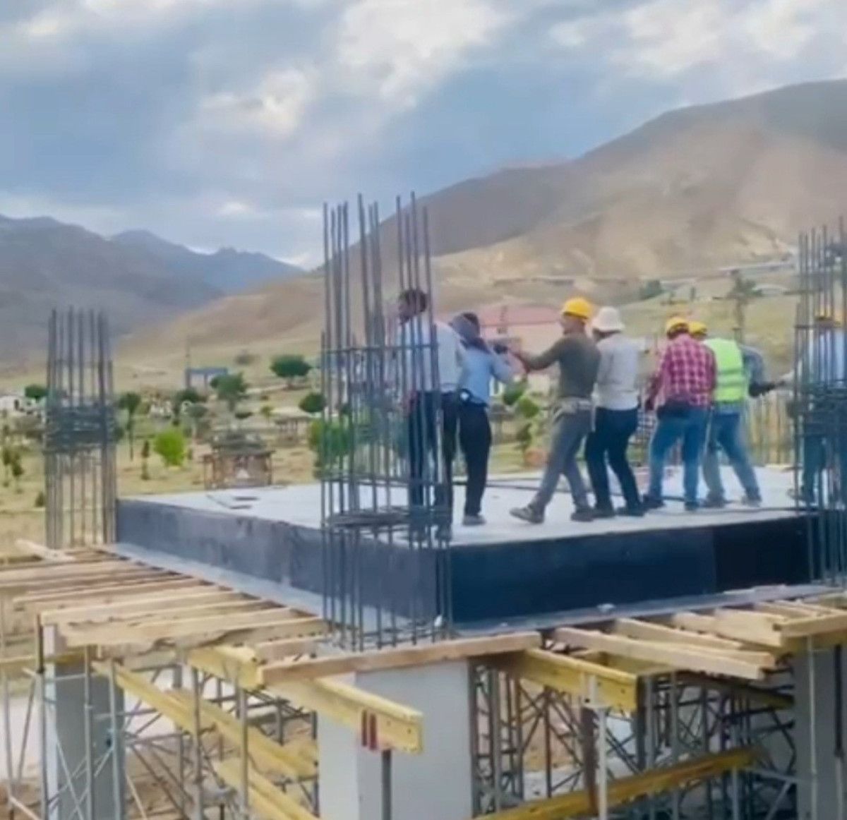 Düğün Salonundan Gelen Müzik ve Harmanlı Halay