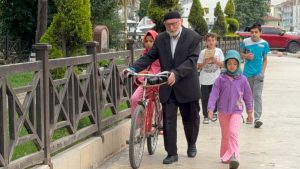 Yaşına Rağmen Azim ve Sevgiyle Torunlarına Örnek Bir Dedelik Sergileyen Yavuz Kaya