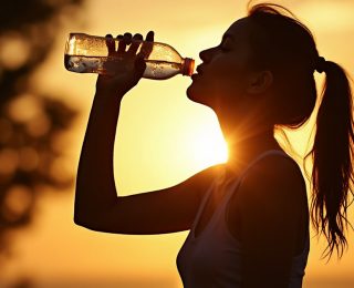 Yaz Aylarında Kadın Sağlığını Tehdit Eden Dehidrasyon Riskleri