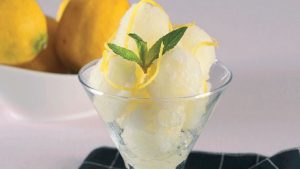 Yaz Sezonunun Ferahlatıcı Lezzeti: Ev Yapımı Limon Sorbe Tarifi
