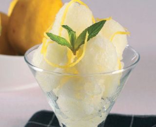 Yaz Sezonunun Ferahlatıcı Lezzeti: Ev Yapımı Limon Sorbe Tarifi