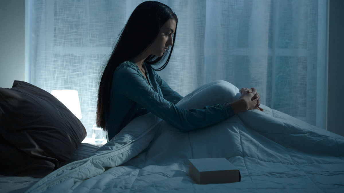 Yetersiz uyku sadece zihinsel performansı ve ruh halini olumsuz etkilemekle kalmaz, aynı zamanda vücudun enerji dengesini, hormon sistemini ve kilo yönetimini de derinden etkiler. Son yıllarda yapılan bilimsel araştırmalar, uyku sorunlarının doğrudan kilo artışına katkıda bulunduğunu net bir şekilde ortaya koymuştur. Kısaca, kaliteli ve yeterli bir uyku, sağlıklı yaşamın temel taşlarından biridir.