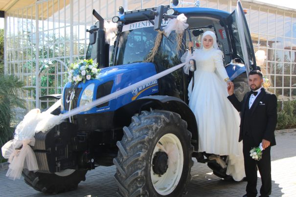 Amasya’da Traktörü Düğün Arabasına Dönüştürdüler: Gelin Direksiyona Geçti