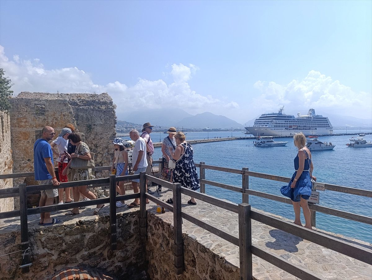 Antalya'da 602 Amerikalı Yolcuyu Taşıyan Dev Kruvaziyer Gemi