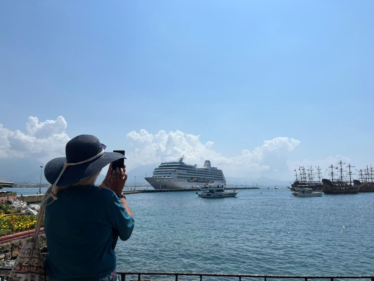 Antalya'da 602 Amerikalı Yolcuyu Taşıyan Dev Kruvaziyer Gemi