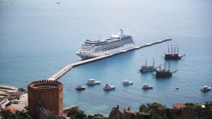 Antalya’da 602 Amerikalı Yolcuyu Taşıyan Dev Kruvaziyer Gemi
