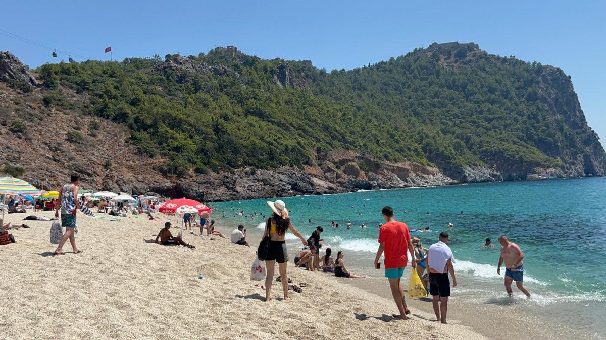 Antalya'da Termometreler 38 Dereceyi Gösterdi: Yerli ve Yabancı Turistler Plajları Harekete Geçirdi