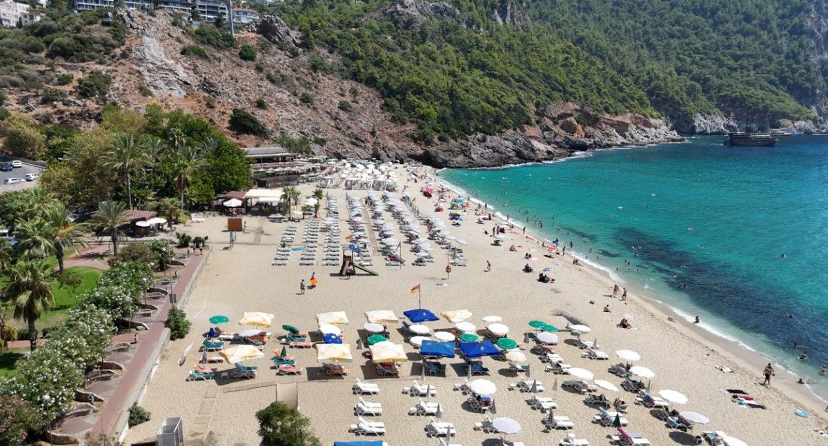 Antalya'da Termometreler 38 Dereceyi Gösterdi: Yerli ve Yabancı Turistler Plajları Harekete Geçirdi